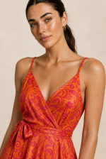 Gini Κρουαζέ Φόρεμα art silk in coral Κωδικός: 1099coral  Χαρακτηριστικά Προϊόντος • Ύφασμα: 100% Art Silk in coral • Υφή: Σατινέ, αέρινη και δροσερή • Γραμμή: Χαλαρή εφαρμογή • Σχέδιο: Κρουαζέ • Τελείωμα: Ασύμμετρο • Ραντάκια: Αυξομειώνονται • Πλάτη: Σφηκοφωλιά με λάστιχο για άνεση και καλύτερη εφαρμογή • Ιδιότητα: Non iron 📏 Διαστάσεις Φορέματος • Στήθος: έως 96 cm • Μέση: έως 98 cm • Περιφέρεια: έως 145 cm Οδηγίες Φροντίδας • Πλύσιμο στο χέρι ή στους 30°C • Όχι στύψιμο • Δεν χρειάζεται σιδέρωμα