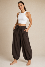 Celia Crop Top  in White Χαρακτηριστικά Προϊόντος • Minimal crop top σε μοντέρνα γραμμή • Στρογγυλή λαιμόκοψη • Αμάνικο σχέδιο • Ελαστικό lycra ύφασμα υψηλής άνεσης • Εφαρμοστή γραμμή που αγκαλιάζει το σώμα • Crop μήκος • Απαλή και δροσερή υφή • Ιδανικό για καθημερινά αλλά και elevated summer looks • Κανονική προς στενή εφαρμογή • One Size (καλύπτει έως Medium) Διαστάσεις Μέγεθος Στήθος Μέση Μήκος One Size έως 95 cm έως 85 cm 38 cm Φροντίδα • Πλύσιμο στο χέρι ή έως 30°C • Χωρίς λευκαντικό • Χωρίς στεγνωτήριο • Σιδέρωμα σε χαμηλή θερμοκρασία • Επιτρέπεται το στεγνό καθάρισμα