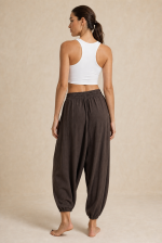 Celia Crop Top  in White Χαρακτηριστικά Προϊόντος • Minimal crop top σε μοντέρνα γραμμή • Στρογγυλή λαιμόκοψη • Αμάνικο σχέδιο • Ελαστικό lycra ύφασμα υψηλής άνεσης • Εφαρμοστή γραμμή που αγκαλιάζει το σώμα • Crop μήκος • Απαλή και δροσερή υφή • Ιδανικό για καθημερινά αλλά και elevated summer looks • Κανονική προς στενή εφαρμογή • One Size (καλύπτει έως Medium) Διαστάσεις Μέγεθος Στήθος Μέση Μήκος One Size έως 95 cm έως 85 cm 38 cm Φροντίδα • Πλύσιμο στο χέρι ή έως 30°C • Χωρίς λευκαντικό • Χωρίς στεγνωτήριο • Σιδέρωμα σε χαμηλή θερμοκρασία • Επιτρέπεται το στεγνό καθάρισμα