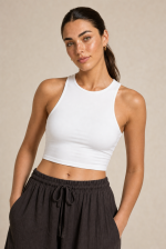 Celia Crop Top  in White Χαρακτηριστικά Προϊόντος • Minimal crop top σε μοντέρνα γραμμή • Στρογγυλή λαιμόκοψη • Αμάνικο σχέδιο • Ελαστικό lycra ύφασμα υψηλής άνεσης • Εφαρμοστή γραμμή που αγκαλιάζει το σώμα • Crop μήκος • Απαλή και δροσερή υφή • Ιδανικό για καθημερινά αλλά και elevated summer looks • Κανονική προς στενή εφαρμογή • One Size (καλύπτει έως Medium) Διαστάσεις Μέγεθος Στήθος Μέση Μήκος One Size έως 95 cm έως 85 cm 38 cm Φροντίδα • Πλύσιμο στο χέρι ή έως 30°C • Χωρίς λευκαντικό • Χωρίς στεγνωτήριο • Σιδέρωμα σε χαμηλή θερμοκρασία • Επιτρέπεται το στεγνό καθάρισμα