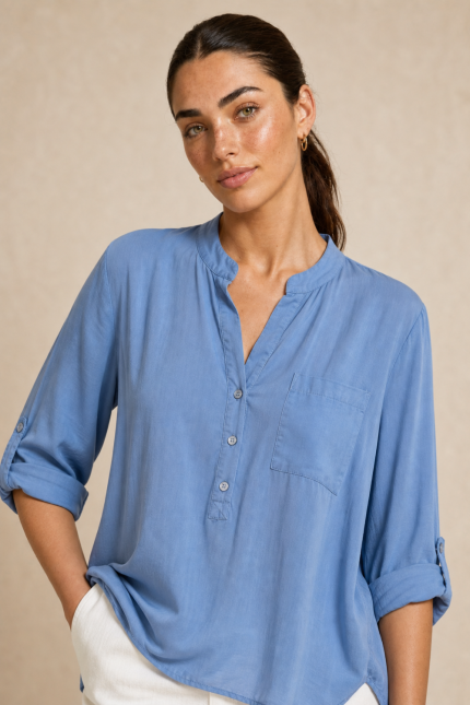 Mao Neck Viscose Oversized Πουκαμίσα Κωδικός: 200227 Χαρακτηριστικά Προϊόντος • Mao neck λαιμόκοψη για minimal και κομψό αποτέλεσμα • Oversized εφαρμογή σε χαλαρή γραμμή • One Size – καλύπτει έως X-Large • Περιφέρεια στήθους: έως 115 cm • Μαλακό, ανάλαφρο και breathable ύφασμα viscose • Εξαιρετικά δροσερή αίσθηση στο σώμα • Κατάλληλη για ευαίσθητα και αλλεργικά δέρματα • Roll-up μανίκια για διαφορετικές επιλογές styling • Ιδανική για layering • Άνετη εφαρμογή που δεν πιέζει το σώμα  Διαστάσεις Μέγεθος Στήθος Μήκος Μπροστά Μήκος Πίσω Μανίκι One Size έως 115 cm 70 cm 74 cm 58 cm  Φροντίδα • Πλύσιμο στο πλυντήριο έως 30°C • Χωρίς στύψιμο • Σιδέρωμα σε χαμηλή θερμοκρασία