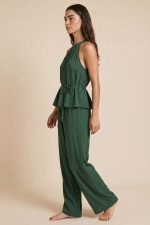 Crinkle Viscose Set  Ανάλαφρο σετ σε γκοφρέ viscose ύφασμα που αποτελείται από halter neck top και wide leg παντελόνα σε relaxed γραμμή. Το ύφασμα είναι εξαιρετικά δροσερό, μαλακό και breathable, ιδανικό για τις ζεστές καλοκαιρινές ημέρες αλλά και για ταξίδια χάρη στην άνετη εφαρμογή και τη φυσική του κίνηση. Το neckholder τοπ διαθέτει κορδονάκι στη μέση για προσαρμοζόμενη εφαρμογή που αγκαλιάζει όμορφα το σώμα χωρίς να πιέζει, ενώ η παντελόνα έχει λάστιχο στο πίσω μέρος και πλαϊνές τσέπες για extra άνεση και πρακτικότητα. Ένα minimal chic co-ord set που μπορεί να φορεθεί από το πρωί έως το βράδυ με effortless elegant αισθητική.  Styling Tip Συνδύασέ το με flat sandals, chunky bangles και woven bag για elevated resort εμφανίσεις. Το olive green είναι από τις πιο elegant και timeless αποχρώσεις του καλοκαιριού και ταιριάζει τέλεια με χρυσά accessories και natural makeup looks.