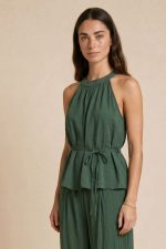 Crinkle Viscose Set  Ανάλαφρο σετ σε γκοφρέ viscose ύφασμα που αποτελείται από halter neck top και wide leg παντελόνα σε relaxed γραμμή. Το ύφασμα είναι εξαιρετικά δροσερό, μαλακό και breathable, ιδανικό για τις ζεστές καλοκαιρινές ημέρες αλλά και για ταξίδια χάρη στην άνετη εφαρμογή και τη φυσική του κίνηση. Το neckholder τοπ διαθέτει κορδονάκι στη μέση για προσαρμοζόμενη εφαρμογή που αγκαλιάζει όμορφα το σώμα χωρίς να πιέζει, ενώ η παντελόνα έχει λάστιχο στο πίσω μέρος και πλαϊνές τσέπες για extra άνεση και πρακτικότητα. Ένα minimal chic co-ord set που μπορεί να φορεθεί από το πρωί έως το βράδυ με effortless elegant αισθητική.  Styling Tip Συνδύασέ το με flat sandals, chunky bangles και woven bag για elevated resort εμφανίσεις. Το olive green είναι από τις πιο elegant και timeless αποχρώσεις του καλοκαιριού και ταιριάζει τέλεια με χρυσά accessories και natural makeup looks.