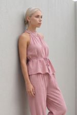 Crinkle Viscose Set in Dusty Pink  Χαρακτηριστικά Προϊόντος Top • Halter neck σχέδιο • Κορδονάκι για δέσιμο στη μέση • Προσαρμόζεται όμορφα στο σώμα • Άνετη relaxed εφαρμογή • Γκοφρέ viscose mix ύφασμα • Πολύ δροσερό & ανάλαφρο • Soft touch υφή • One Size (καλύπτει έως Large) Παντελόνα • Wide leg γραμμή • Λάστιχο στο πίσω μέρος της μέσης • Πλαϊνές τσέπες • Άνετη εφαρμογή • Elegant flow σε κάθε κίνηση • Breathable ύφασμα • One Size (καλύπτει έως Large)  Διαστάσεις Top • Στήθος: έως 102 cm • Μέση: έως 96 cm • Μήκος: περίπου 66 cm Παντελόνα • Μέση: έως 92 cm • Περιφέρεια: έως 116 cm • Μήκος: περίπου 104 cm  Φροντίδα • Πλύσιμο έως 30°C • Χωρίς στύψιμο • Φυσικό στέγνωμα • Σιδέρωμα σε πολύ χαμηλή θερμοκρασία αν χρειάζεται