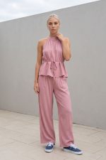 Crinkle Viscose Set in Dusty Pink  Χαρακτηριστικά Προϊόντος Top • Halter neck σχέδιο • Κορδονάκι για δέσιμο στη μέση • Προσαρμόζεται όμορφα στο σώμα • Άνετη relaxed εφαρμογή • Γκοφρέ viscose mix ύφασμα • Πολύ δροσερό & ανάλαφρο • Soft touch υφή • One Size (καλύπτει έως Large) Παντελόνα • Wide leg γραμμή • Λάστιχο στο πίσω μέρος της μέσης • Πλαϊνές τσέπες • Άνετη εφαρμογή • Elegant flow σε κάθε κίνηση • Breathable ύφασμα • One Size (καλύπτει έως Large)  Διαστάσεις Top • Στήθος: έως 102 cm • Μέση: έως 96 cm • Μήκος: περίπου 66 cm Παντελόνα • Μέση: έως 92 cm • Περιφέρεια: έως 116 cm • Μήκος: περίπου 104 cm  Φροντίδα • Πλύσιμο έως 30°C • Χωρίς στύψιμο • Φυσικό στέγνωμα • Σιδέρωμα σε πολύ χαμηλή θερμοκρασία αν χρειάζεται