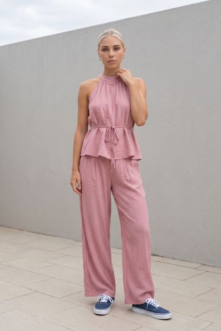 Crinkle Viscose Set in Dusty Pink  Χαρακτηριστικά Προϊόντος Top • Halter neck σχέδιο • Κορδονάκι για δέσιμο στη μέση • Προσαρμόζεται όμορφα στο σώμα • Άνετη relaxed εφαρμογή • Γκοφρέ viscose mix ύφασμα • Πολύ δροσερό & ανάλαφρο • Soft touch υφή • One Size (καλύπτει έως Large) Παντελόνα • Wide leg γραμμή • Λάστιχο στο πίσω μέρος της μέσης • Πλαϊνές τσέπες • Άνετη εφαρμογή • Elegant flow σε κάθε κίνηση • Breathable ύφασμα • One Size (καλύπτει έως Large)  Διαστάσεις Top • Στήθος: έως 102 cm • Μέση: έως 96 cm • Μήκος: περίπου 66 cm Παντελόνα • Μέση: έως 92 cm • Περιφέρεια: έως 116 cm • Μήκος: περίπου 104 cm  Φροντίδα • Πλύσιμο έως 30°C • Χωρίς στύψιμο • Φυσικό στέγνωμα • Σιδέρωμα σε πολύ χαμηλή θερμοκρασία αν χρειάζεται