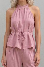 Crinkle Viscose Set in Dusty Pink  Χαρακτηριστικά Προϊόντος Top • Halter neck σχέδιο • Κορδονάκι για δέσιμο στη μέση • Προσαρμόζεται όμορφα στο σώμα • Άνετη relaxed εφαρμογή • Γκοφρέ viscose mix ύφασμα • Πολύ δροσερό & ανάλαφρο • Soft touch υφή • One Size (καλύπτει έως Large) Παντελόνα • Wide leg γραμμή • Λάστιχο στο πίσω μέρος της μέσης • Πλαϊνές τσέπες • Άνετη εφαρμογή • Elegant flow σε κάθε κίνηση • Breathable ύφασμα • One Size (καλύπτει έως Large)  Διαστάσεις Top • Στήθος: έως 102 cm • Μέση: έως 96 cm • Μήκος: περίπου 66 cm Παντελόνα • Μέση: έως 92 cm • Περιφέρεια: έως 116 cm • Μήκος: περίπου 104 cm  Φροντίδα • Πλύσιμο έως 30°C • Χωρίς στύψιμο • Φυσικό στέγνωμα • Σιδέρωμα σε πολύ χαμηλή θερμοκρασία αν χρειάζεται