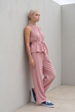 Crinkle Viscose Set in Dusty Pink  Χαρακτηριστικά Προϊόντος Top • Halter neck σχέδιο • Κορδονάκι για δέσιμο στη μέση • Προσαρμόζεται όμορφα στο σώμα • Άνετη relaxed εφαρμογή • Γκοφρέ viscose mix ύφασμα • Πολύ δροσερό & ανάλαφρο • Soft touch υφή • One Size (καλύπτει έως Large) Παντελόνα • Wide leg γραμμή • Λάστιχο στο πίσω μέρος της μέσης • Πλαϊνές τσέπες • Άνετη εφαρμογή • Elegant flow σε κάθε κίνηση • Breathable ύφασμα • One Size (καλύπτει έως Large)  Διαστάσεις Top • Στήθος: έως 102 cm • Μέση: έως 96 cm • Μήκος: περίπου 66 cm Παντελόνα • Μέση: έως 92 cm • Περιφέρεια: έως 116 cm • Μήκος: περίπου 104 cm  Φροντίδα • Πλύσιμο έως 30°C • Χωρίς στύψιμο • Φυσικό στέγνωμα • Σιδέρωμα σε πολύ χαμηλή θερμοκρασία αν χρειάζεται