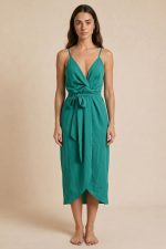Σατινέ Κρουαζέ Midi Dress Αέρινο Σατινέ Κρουαζέ Midi Dress  με elegant γραμμή που αγκαλιάζει όμορφα το σώμα και χαρίζει θηλυκή, sophisticated αισθητική. Το ύφασμα έχει ανάλαφρη satin υφή με πολύ μαλακή και δροσερή αίσθηση, ιδανική για καλοκαιρινές εμφανίσεις, events, διακοπές αλλά και βραδινές εξόδους. Διαθέτει λεπτά ραντάκια με αυξομείωση, λάστιχο στο πίσω μέρος της πλάτης για καλύτερη εφαρμογή και πλαϊνό άνοιγμα ώστε να προσαρμόζεται ακριβώς στο σώμα μέσω του κορδονιού δεσίματος. Μπορεί να φορεθεί και με twist κόμπο μπροστά για πιο effortless και ανάλαφρο αποτέλεσμα. Το satin ύφασμα δεν διαφανίζει και δημιουργεί elegant κίνηση σε κάθε βήμα. Styling Tip Συνδύασέ το με minimal πέδιλα, χρυσά κοσμήματα και sleek low bun για elevated resort ή wedding guest εμφανίσεις. Το turquoise satin χρώμα φωτίζει υπέροχα την επιδερμίδα και απογειώνεται με bronzed makeup και natural glow αισθητική.