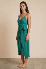 Σατινέ Κρουαζέ Midi Dress Αέρινο Σατινέ Κρουαζέ Midi Dress  με elegant γραμμή που αγκαλιάζει όμορφα το σώμα και χαρίζει θηλυκή, sophisticated αισθητική. Το ύφασμα έχει ανάλαφρη satin υφή με πολύ μαλακή και δροσερή αίσθηση, ιδανική για καλοκαιρινές εμφανίσεις, events, διακοπές αλλά και βραδινές εξόδους. Διαθέτει λεπτά ραντάκια με αυξομείωση, λάστιχο στο πίσω μέρος της πλάτης για καλύτερη εφαρμογή και πλαϊνό άνοιγμα ώστε να προσαρμόζεται ακριβώς στο σώμα μέσω του κορδονιού δεσίματος. Μπορεί να φορεθεί και με twist κόμπο μπροστά για πιο effortless και ανάλαφρο αποτέλεσμα. Το satin ύφασμα δεν διαφανίζει και δημιουργεί elegant κίνηση σε κάθε βήμα. Styling Tip Συνδύασέ το με minimal πέδιλα, χρυσά κοσμήματα και sleek low bun για elevated resort ή wedding guest εμφανίσεις. Το turquoise satin χρώμα φωτίζει υπέροχα την επιδερμίδα και απογειώνεται με bronzed makeup και natural glow αισθητική.