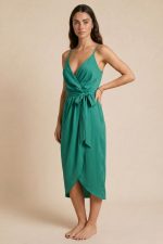 Σατινέ Κρουαζέ Midi Dress Αέρινο Σατινέ Κρουαζέ Midi Dress  με elegant γραμμή που αγκαλιάζει όμορφα το σώμα και χαρίζει θηλυκή, sophisticated αισθητική. Το ύφασμα έχει ανάλαφρη satin υφή με πολύ μαλακή και δροσερή αίσθηση, ιδανική για καλοκαιρινές εμφανίσεις, events, διακοπές αλλά και βραδινές εξόδους. Διαθέτει λεπτά ραντάκια με αυξομείωση, λάστιχο στο πίσω μέρος της πλάτης για καλύτερη εφαρμογή και πλαϊνό άνοιγμα ώστε να προσαρμόζεται ακριβώς στο σώμα μέσω του κορδονιού δεσίματος. Μπορεί να φορεθεί και με twist κόμπο μπροστά για πιο effortless και ανάλαφρο αποτέλεσμα. Το satin ύφασμα δεν διαφανίζει και δημιουργεί elegant κίνηση σε κάθε βήμα. Styling Tip Συνδύασέ το με minimal πέδιλα, χρυσά κοσμήματα και sleek low bun για elevated resort ή wedding guest εμφανίσεις. Το turquoise satin χρώμα φωτίζει υπέροχα την επιδερμίδα και απογειώνεται με bronzed makeup και natural glow αισθητική.