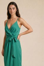 Σατινέ Κρουαζέ Midi Dress Αέρινο Σατινέ Κρουαζέ Midi Dress  με elegant γραμμή που αγκαλιάζει όμορφα το σώμα και χαρίζει θηλυκή, sophisticated αισθητική. Το ύφασμα έχει ανάλαφρη satin υφή με πολύ μαλακή και δροσερή αίσθηση, ιδανική για καλοκαιρινές εμφανίσεις, events, διακοπές αλλά και βραδινές εξόδους. Διαθέτει λεπτά ραντάκια με αυξομείωση, λάστιχο στο πίσω μέρος της πλάτης για καλύτερη εφαρμογή και πλαϊνό άνοιγμα ώστε να προσαρμόζεται ακριβώς στο σώμα μέσω του κορδονιού δεσίματος. Μπορεί να φορεθεί και με twist κόμπο μπροστά για πιο effortless και ανάλαφρο αποτέλεσμα. Το satin ύφασμα δεν διαφανίζει και δημιουργεί elegant κίνηση σε κάθε βήμα. Styling Tip Συνδύασέ το με minimal πέδιλα, χρυσά κοσμήματα και sleek low bun για elevated resort ή wedding guest εμφανίσεις. Το turquoise satin χρώμα φωτίζει υπέροχα την επιδερμίδα και απογειώνεται με bronzed makeup και natural glow αισθητική.