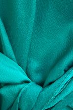 Σατινέ Κρουαζέ Midi Dress Αέρινο Σατινέ Κρουαζέ Midi Dress  με elegant γραμμή που αγκαλιάζει όμορφα το σώμα και χαρίζει θηλυκή, sophisticated αισθητική. Το ύφασμα έχει ανάλαφρη satin υφή με πολύ μαλακή και δροσερή αίσθηση, ιδανική για καλοκαιρινές εμφανίσεις, events, διακοπές αλλά και βραδινές εξόδους. Διαθέτει λεπτά ραντάκια με αυξομείωση, λάστιχο στο πίσω μέρος της πλάτης για καλύτερη εφαρμογή και πλαϊνό άνοιγμα ώστε να προσαρμόζεται ακριβώς στο σώμα μέσω του κορδονιού δεσίματος. Μπορεί να φορεθεί και με twist κόμπο μπροστά για πιο effortless και ανάλαφρο αποτέλεσμα. Το satin ύφασμα δεν διαφανίζει και δημιουργεί elegant κίνηση σε κάθε βήμα. Styling Tip Συνδύασέ το με minimal πέδιλα, χρυσά κοσμήματα και sleek low bun για elevated resort ή wedding guest εμφανίσεις. Το turquoise satin χρώμα φωτίζει υπέροχα την επιδερμίδα και απογειώνεται με bronzed makeup και natural glow αισθητική.