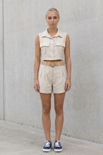 Cargo Set Minimal cargo set σε φυσική μπεζ απόχρωση με relaxed tailored αισθητική και ανάλαφρη εφαρμογή, ιδανικό για effortless καθημερινά looks αλλά και elevated summer styling. Το ύφασμα είναι εξαιρετικά δροσερό, μαλακό και άνετο, με natural υφή που χαρίζει sophisticated casual αποτέλεσμα χωρίς να βαραίνει το σώμα. Το crop πουκάμισο διαθέτει γιακά, κουμπιά και cargo τσέπες μπροστά, ενώ το σορτς έχει λάστιχο στο πίσω μέρος της μέσης για πιο άνετη εφαρμογή και τέλεια προσαρμογή στο σώμα. Το non iron ύφασμα δεν χρειάζεται ιδιαίτερο σιδέρωμα, κάνοντάς το ιδανικό για διακοπές και all day καλοκαιρινές εμφανίσεις. Styling Tip Συνδύασέ το με chunky slides, woven bag και χρυσά minimal κοσμήματα για modern resort αισθητική. Μπορεί να φορεθεί και ανοιχτό με bralette ή bandeau top από μέσα για πιο elevated 2026 effortless styling.