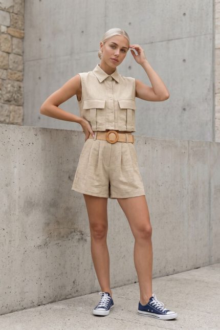 Cargo Set Minimal cargo set σε φυσική μπεζ απόχρωση με relaxed tailored αισθητική και ανάλαφρη εφαρμογή, ιδανικό για effortless καθημερινά looks αλλά και elevated summer styling. Το ύφασμα είναι εξαιρετικά δροσερό, μαλακό και άνετο, με natural υφή που χαρίζει sophisticated casual αποτέλεσμα χωρίς να βαραίνει το σώμα. Το crop πουκάμισο διαθέτει γιακά, κουμπιά και cargo τσέπες μπροστά, ενώ το σορτς έχει λάστιχο στο πίσω μέρος της μέσης για πιο άνετη εφαρμογή και τέλεια προσαρμογή στο σώμα. Το non iron ύφασμα δεν χρειάζεται ιδιαίτερο σιδέρωμα, κάνοντάς το ιδανικό για διακοπές και all day καλοκαιρινές εμφανίσεις. Styling Tip Συνδύασέ το με chunky slides, woven bag και χρυσά minimal κοσμήματα για modern resort αισθητική. Μπορεί να φορεθεί και ανοιχτό με bralette ή bandeau top από μέσα για πιο elevated 2026 effortless styling.