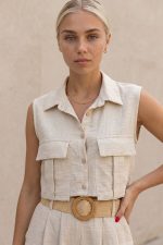 Cargo Set Minimal cargo set σε φυσική μπεζ απόχρωση με relaxed tailored αισθητική και ανάλαφρη εφαρμογή, ιδανικό για effortless καθημερινά looks αλλά και elevated summer styling. Το ύφασμα είναι εξαιρετικά δροσερό, μαλακό και άνετο, με natural υφή που χαρίζει sophisticated casual αποτέλεσμα χωρίς να βαραίνει το σώμα. Το crop πουκάμισο διαθέτει γιακά, κουμπιά και cargo τσέπες μπροστά, ενώ το σορτς έχει λάστιχο στο πίσω μέρος της μέσης για πιο άνετη εφαρμογή και τέλεια προσαρμογή στο σώμα. Το non iron ύφασμα δεν χρειάζεται ιδιαίτερο σιδέρωμα, κάνοντάς το ιδανικό για διακοπές και all day καλοκαιρινές εμφανίσεις. Styling Tip Συνδύασέ το με chunky slides, woven bag και χρυσά minimal κοσμήματα για modern resort αισθητική. Μπορεί να φορεθεί και ανοιχτό με bralette ή bandeau top από μέσα για πιο elevated 2026 effortless styling.