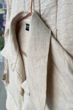 Cargo Set Minimal cargo set σε φυσική μπεζ απόχρωση με relaxed tailored αισθητική και ανάλαφρη εφαρμογή, ιδανικό για effortless καθημερινά looks αλλά και elevated summer styling. Το ύφασμα είναι εξαιρετικά δροσερό, μαλακό και άνετο, με natural υφή που χαρίζει sophisticated casual αποτέλεσμα χωρίς να βαραίνει το σώμα. Το crop πουκάμισο διαθέτει γιακά, κουμπιά και cargo τσέπες μπροστά, ενώ το σορτς έχει λάστιχο στο πίσω μέρος της μέσης για πιο άνετη εφαρμογή και τέλεια προσαρμογή στο σώμα. Το non iron ύφασμα δεν χρειάζεται ιδιαίτερο σιδέρωμα, κάνοντάς το ιδανικό για διακοπές και all day καλοκαιρινές εμφανίσεις. Styling Tip Συνδύασέ το με chunky slides, woven bag και χρυσά minimal κοσμήματα για modern resort αισθητική. Μπορεί να φορεθεί και ανοιχτό με bralette ή bandeau top από μέσα για πιο elevated 2026 effortless styling.