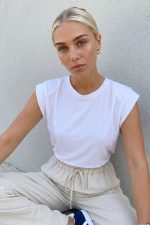 Basic Viscose T-Shirt in White Κωδικός: 4100 Χαρακτηριστικά Προϊόντος • Στρογγυλή λαιμόκοψη • Minimal και διαχρονικός σχεδιασμός • Απαλό και ελαστικό ύφασμα • Αγκαλιάζει διακριτικά το σώμα χωρίς να πιέζει • Άνετη εφαρμογή Viscose mix  δεν διαφανίζει  • One Size Διαστάσεις Μέτρηση One Size Στήθος έως 102 cm Κοιλιά έως 98 cm Περιφέρεια έως 106 cm Μήκος 62 cm Φροντίδα • Πλύσιμο στους 30°C • Σιδέρωμα σε χαμηλή θερμοκρασία • Αποφεύγεται το στεγνωτήριο