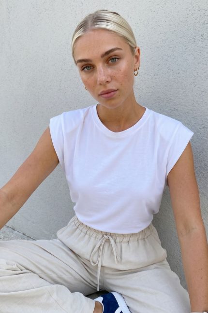 Basic Viscose T-Shirt in White Κωδικός: 4100 Χαρακτηριστικά Προϊόντος • Στρογγυλή λαιμόκοψη • Minimal και διαχρονικός σχεδιασμός • Απαλό και ελαστικό ύφασμα • Αγκαλιάζει διακριτικά το σώμα χωρίς να πιέζει • Άνετη εφαρμογή Viscose mix  δεν διαφανίζει  • One Size Διαστάσεις Μέτρηση One Size Στήθος έως 102 cm Κοιλιά έως 98 cm Περιφέρεια έως 106 cm Μήκος 62 cm Φροντίδα • Πλύσιμο στους 30°C • Σιδέρωμα σε χαμηλή θερμοκρασία • Αποφεύγεται το στεγνωτήριο