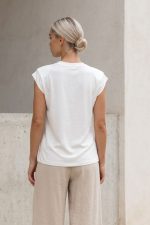 Basic Viscose T-Shirt in White Κωδικός: 4100 Χαρακτηριστικά Προϊόντος • Στρογγυλή λαιμόκοψη • Minimal και διαχρονικός σχεδιασμός • Απαλό και ελαστικό ύφασμα • Αγκαλιάζει διακριτικά το σώμα χωρίς να πιέζει • Άνετη εφαρμογή Viscose mix  δεν διαφανίζει  • One Size Διαστάσεις Μέτρηση One Size Στήθος έως 102 cm Κοιλιά έως 98 cm Περιφέρεια έως 106 cm Μήκος 62 cm Φροντίδα • Πλύσιμο στους 30°C • Σιδέρωμα σε χαμηλή θερμοκρασία • Αποφεύγεται το στεγνωτήριο