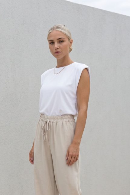 Basic Viscose T-Shirt in White Κωδικός: 4100 Χαρακτηριστικά Προϊόντος • Στρογγυλή λαιμόκοψη • Minimal και διαχρονικός σχεδιασμός • Απαλό και ελαστικό ύφασμα • Αγκαλιάζει διακριτικά το σώμα χωρίς να πιέζει • Άνετη εφαρμογή Viscose mix  δεν διαφανίζει  • One Size Διαστάσεις Μέτρηση One Size Στήθος έως 102 cm Κοιλιά έως 98 cm Περιφέρεια έως 106 cm Μήκος 62 cm Φροντίδα • Πλύσιμο στους 30°C • Σιδέρωμα σε χαμηλή θερμοκρασία • Αποφεύγεται το στεγνωτήριο