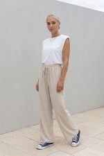 Basic Viscose T-Shirt in White Κωδικός: 4100 Χαρακτηριστικά Προϊόντος • Στρογγυλή λαιμόκοψη • Minimal και διαχρονικός σχεδιασμός • Απαλό και ελαστικό ύφασμα • Αγκαλιάζει διακριτικά το σώμα χωρίς να πιέζει • Άνετη εφαρμογή Viscose mix  δεν διαφανίζει  • One Size Διαστάσεις Μέτρηση One Size Στήθος έως 102 cm Κοιλιά έως 98 cm Περιφέρεια έως 106 cm Μήκος 62 cm Φροντίδα • Πλύσιμο στους 30°C • Σιδέρωμα σε χαμηλή θερμοκρασία • Αποφεύγεται το στεγνωτήριο