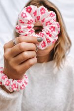 Pink Flower Scrunchie  Χαρακτηριστικά • Floral σχέδιο με ροζ λουλούδια • Απαλό και λεπτό ύφασμα • Ελαφρύ και άνετο στη χρήση • Δεν τραβάει τα μαλλιά • Κατάλληλο για καθημερινή χρήση • Εσωτερική διάμετρος: 4,5 εκ. • One Size