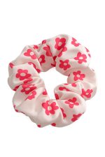Pink Flower Scrunchie  Χαρακτηριστικά • Floral σχέδιο με ροζ λουλούδια • Απαλό και λεπτό ύφασμα • Ελαφρύ και άνετο στη χρήση • Δεν τραβάει τα μαλλιά • Κατάλληλο για καθημερινή χρήση • Εσωτερική διάμετρος: 4,5 εκ. • One Size