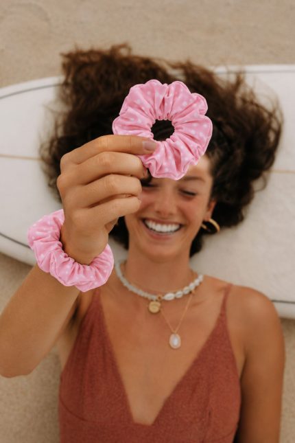 Ροζ Scrunchie Πουά Χαρακτηριστικά • Απαλό και λεπτό ύφασμα • Ελαφρύ και άνετο στη χρήση • Ροζ χρώμα με λευκά πουά • Δεν βαραίνει τα μαλλιά • Κατάλληλο για καθημερινή χρήση • Εσωτερική διάμετρος: 4,5 εκ.