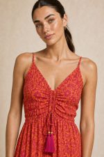 Anvi ART SILK Maxi Φόρεμα in Coral  Χαρακτηριστικά Προϊόντος • Υλικό: 100% Art Silk • Υφή: Ανάλαφρη, αέρινη και δροσερή • Γραμμή: Maxi με χαλαρή εφαρμογή • Σχέδιο: Εντυπωσιακό μπλε εμπριμέ print • Μπούστο: Σούρες στο κέντρο με decorative φουντάκια • Τιράντες: Λεπτές και ρυθμιζόμενες • Εφαρμογή: Άνετη και θηλυκή • Ιδιότητα: Non Iron  Διαστάσεις (One Size) • Στήθος: έως 96 cm • Μέση: έως 98 cm • Περιφέρεια: έως 145 cm  Οδηγίες Φροντίδας • Πλύσιμο στο χέρι ή στους 30°C • Χωρίς στύψιμο • Δεν απαιτεί σιδέρωμα (non iron)