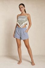 Satin Bandana Top in Yellow  Χαρακτηριστικά Προϊόντος • Satin bandana top με λαχούρι σχέδιο • Ρυθμιζόμενα ραντάκια με αυξομείωση • Δένει στην πλάτη για προσαρμοζόμενη εφαρμογή • Ανοιχτή πλάτη με εντυπωσιακή λεπτομέρεια δεσίματος • Δροσερή και απαλή σατινέ υφή • Ανάλαφρη αίσθηση στο σώμα • Ιδανικό για καλοκαιρινές και resort εμφανίσεις • One Size (καλύπτει έως Medium Plus) Διαστάσεις Μέγεθος Στήθος Μέση One Size έως 100 cm έως 92 cm Φροντίδα • Πλύσιμο έως 30°C • Δεν στύβεται • Σιδέρωμα σε χαμηλή θερμοκρασία με ατμό • Αποφεύγεται το στεγνωτήριο