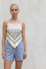 Satin Bandana Top in Yellow  Χαρακτηριστικά Προϊόντος • Satin bandana top με λαχούρι σχέδιο • Ρυθμιζόμενα ραντάκια με αυξομείωση • Δένει στην πλάτη για προσαρμοζόμενη εφαρμογή • Ανοιχτή πλάτη με εντυπωσιακή λεπτομέρεια δεσίματος • Δροσερή και απαλή σατινέ υφή • Ανάλαφρη αίσθηση στο σώμα • Ιδανικό για καλοκαιρινές και resort εμφανίσεις • One Size (καλύπτει έως Medium Plus) Διαστάσεις Μέγεθος Στήθος Μέση One Size έως 100 cm έως 92 cm Φροντίδα • Πλύσιμο έως 30°C • Δεν στύβεται • Σιδέρωμα σε χαμηλή θερμοκρασία με ατμό • Αποφεύγεται το στεγνωτήριο