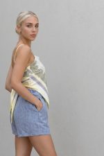 Satin Bandana Top in Yellow  Χαρακτηριστικά Προϊόντος • Satin bandana top με λαχούρι σχέδιο • Ρυθμιζόμενα ραντάκια με αυξομείωση • Δένει στην πλάτη για προσαρμοζόμενη εφαρμογή • Ανοιχτή πλάτη με εντυπωσιακή λεπτομέρεια δεσίματος • Δροσερή και απαλή σατινέ υφή • Ανάλαφρη αίσθηση στο σώμα • Ιδανικό για καλοκαιρινές και resort εμφανίσεις • One Size (καλύπτει έως Medium Plus) Διαστάσεις Μέγεθος Στήθος Μέση One Size έως 100 cm έως 92 cm Φροντίδα • Πλύσιμο έως 30°C • Δεν στύβεται • Σιδέρωμα σε χαμηλή θερμοκρασία με ατμό • Αποφεύγεται το στεγνωτήριο