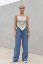 Παντελόνα Linen Effect  Χαρακτηριστικά Προϊόντος • Παντελόνα σε ύφασμα με όψη λινού • Ψηλόμεσο σχέδιο με λάστιχο στη μέση • Αποσπώμενη υφασμάτινη ζώνη για δέσιμο • Διακοσμητικό βολάν στη μέση (paperbag waist) • Μεγάλες μπροστινές τσέπες με εξωτερικές ραφές • Wide leg γραμμή για άνεση και κίνηση • Κανονική προς άνετη εφαρμογή • Ανάλαφρο και δροσερό ύφασμα • One Size (καλύπτει έως Large) Διαστάσεις Μέγεθος Μέση Περιφέρεια Μήκος One Size έως 100 cm έως 118 cm 105 cm Φροντίδα • Πλύσιμο έως 30°C • Δεν στύβεται • Σιδέρωμα σε χαμηλή θερμοκρασία • Αποφεύγεται το στεγνωτήριο