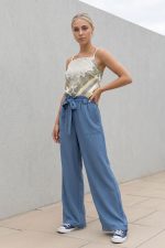 Παντελόνα Linen Effect  Χαρακτηριστικά Προϊόντος • Παντελόνα σε ύφασμα με όψη λινού • Ψηλόμεσο σχέδιο με λάστιχο στη μέση • Αποσπώμενη υφασμάτινη ζώνη για δέσιμο • Διακοσμητικό βολάν στη μέση (paperbag waist) • Μεγάλες μπροστινές τσέπες με εξωτερικές ραφές • Wide leg γραμμή για άνεση και κίνηση • Κανονική προς άνετη εφαρμογή • Ανάλαφρο και δροσερό ύφασμα • One Size (καλύπτει έως Large) Διαστάσεις Μέγεθος Μέση Περιφέρεια Μήκος One Size έως 100 cm έως 118 cm 105 cm Φροντίδα • Πλύσιμο έως 30°C • Δεν στύβεται • Σιδέρωμα σε χαμηλή θερμοκρασία • Αποφεύγεται το στεγνωτήριο