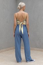 Παντελόνα Linen Effect  Χαρακτηριστικά Προϊόντος • Παντελόνα σε ύφασμα με όψη λινού • Ψηλόμεσο σχέδιο με λάστιχο στη μέση • Αποσπώμενη υφασμάτινη ζώνη για δέσιμο • Διακοσμητικό βολάν στη μέση (paperbag waist) • Μεγάλες μπροστινές τσέπες με εξωτερικές ραφές • Wide leg γραμμή για άνεση και κίνηση • Κανονική προς άνετη εφαρμογή • Ανάλαφρο και δροσερό ύφασμα • One Size (καλύπτει έως Large) Διαστάσεις Μέγεθος Μέση Περιφέρεια Μήκος One Size έως 100 cm έως 118 cm 105 cm Φροντίδα • Πλύσιμο έως 30°C • Δεν στύβεται • Σιδέρωμα σε χαμηλή θερμοκρασία • Αποφεύγεται το στεγνωτήριο