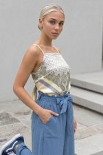 Παντελόνα Linen Effect  Χαρακτηριστικά Προϊόντος • Παντελόνα σε ύφασμα με όψη λινού • Ψηλόμεσο σχέδιο με λάστιχο στη μέση • Αποσπώμενη υφασμάτινη ζώνη για δέσιμο • Διακοσμητικό βολάν στη μέση (paperbag waist) • Μεγάλες μπροστινές τσέπες με εξωτερικές ραφές • Wide leg γραμμή για άνεση και κίνηση • Κανονική προς άνετη εφαρμογή • Ανάλαφρο και δροσερό ύφασμα • One Size (καλύπτει έως Large) Διαστάσεις Μέγεθος Μέση Περιφέρεια Μήκος One Size έως 100 cm έως 118 cm 105 cm Φροντίδα • Πλύσιμο έως 30°C • Δεν στύβεται • Σιδέρωμα σε χαμηλή θερμοκρασία • Αποφεύγεται το στεγνωτήριο