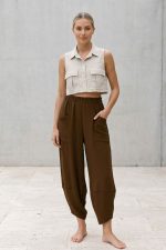 Σαλβάρι Crepe in brown Χαρακτηριστικά Προϊόντος • Παντελόνα σαλβάρι σε μοντέρνα oversized γραμμή • Άνετη εφαρμογή με ιδιαίτερο σχεδιασμό στο τελείωμα • Λάστιχο στη μέση για μεγαλύτερη άνεση και σωστή εφαρμογή • Μεγάλες μπροστινές τσέπες • Ύφασμα crepe με ανάλαφρη υφή • Δροσερό και ευκολοφόρετο για όλη την ημέρα • Non Iron – δεν χρειάζεται σιδέρωμα • Άνετη γραμμή που δεν πιέζει το σώμα • One Size (καλύπτει έως X-Large) Διαστάσεις Μέγεθος Μέση Περιφέρεια Μήκος One Size έως 110 cm έως 130 cm 95 cm Φροντίδα • Πλύσιμο έως 30°C • Χωρίς στύψιμο • Φυσικό στέγνωμα • Δεν χρειάζεται σιδέρωμα (Non Iron)