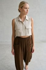 Σαλβάρι Crepe in brown Χαρακτηριστικά Προϊόντος • Παντελόνα σαλβάρι σε μοντέρνα oversized γραμμή • Άνετη εφαρμογή με ιδιαίτερο σχεδιασμό στο τελείωμα • Λάστιχο στη μέση για μεγαλύτερη άνεση και σωστή εφαρμογή • Μεγάλες μπροστινές τσέπες • Ύφασμα crepe με ανάλαφρη υφή • Δροσερό και ευκολοφόρετο για όλη την ημέρα • Non Iron – δεν χρειάζεται σιδέρωμα • Άνετη γραμμή που δεν πιέζει το σώμα • One Size (καλύπτει έως X-Large) Διαστάσεις Μέγεθος Μέση Περιφέρεια Μήκος One Size έως 110 cm έως 130 cm 95 cm Φροντίδα • Πλύσιμο έως 30°C • Χωρίς στύψιμο • Φυσικό στέγνωμα • Δεν χρειάζεται σιδέρωμα (Non Iron)