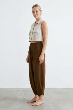 Σαλβάρι Crepe in brown Χαρακτηριστικά Προϊόντος • Παντελόνα σαλβάρι σε μοντέρνα oversized γραμμή • Άνετη εφαρμογή με ιδιαίτερο σχεδιασμό στο τελείωμα • Λάστιχο στη μέση για μεγαλύτερη άνεση και σωστή εφαρμογή • Μεγάλες μπροστινές τσέπες • Ύφασμα crepe με ανάλαφρη υφή • Δροσερό και ευκολοφόρετο για όλη την ημέρα • Non Iron – δεν χρειάζεται σιδέρωμα • Άνετη γραμμή που δεν πιέζει το σώμα • One Size (καλύπτει έως X-Large) Διαστάσεις Μέγεθος Μέση Περιφέρεια Μήκος One Size έως 110 cm έως 130 cm 95 cm Φροντίδα • Πλύσιμο έως 30°C • Χωρίς στύψιμο • Φυσικό στέγνωμα • Δεν χρειάζεται σιδέρωμα (Non Iron)