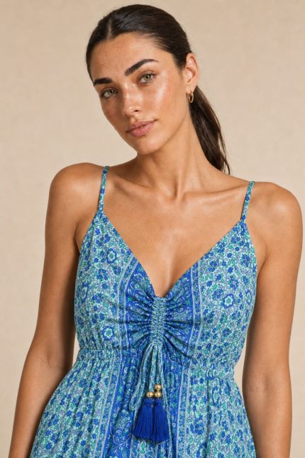Anvi Art Silk Maxi Φόρεμα in Blue Floral Χαρακτηριστικά Προϊόντος • Maxi φόρεμα σε αέρινη και θηλυκή γραμμή • Εντυπωσιακό floral print σε αποχρώσεις του μπλε • 100% Art Silk ύφασμα • Ανάλαφρη, δροσερή και μεταξένια υφή • Σούρες στο μπούστο για καλύτερη εφαρμογή • Decorative φουντάκια στο κέντρο του ντεκολτέ • Λεπτές ρυθμιζόμενες τιράντες • Άνετη εφαρμογή που αγκαλιάζει όμορφα το σώμα • Δεν διαφανίζει • Ιδανικό για διακοπές, καλοκαιρινές εξόδους και ιδιαίτερες περιστάσεις • Non Iron Διαστάσεις Μέγεθος Στήθος Μέση Περιφέρεια One Size έως 96 cm έως 98 cm έως 145 cm Σύνθεση • 100% Art Silk Φροντίδα • Πλύσιμο στο χέρι ή έως 30°C • Χωρίς στύψιμο • Φυσικό στέγνωμα • Δεν απαιτεί σιδέρωμα (Non Iron)