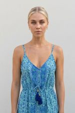 Anvi Art Silk Maxi Φόρεμα in Blue Floral Χαρακτηριστικά Προϊόντος • Maxi φόρεμα σε αέρινη και θηλυκή γραμμή • Εντυπωσιακό floral print σε αποχρώσεις του μπλε • 100% Art Silk ύφασμα • Ανάλαφρη, δροσερή και μεταξένια υφή • Σούρες στο μπούστο για καλύτερη εφαρμογή • Decorative φουντάκια στο κέντρο του ντεκολτέ • Λεπτές ρυθμιζόμενες τιράντες • Άνετη εφαρμογή που αγκαλιάζει όμορφα το σώμα • Δεν διαφανίζει • Ιδανικό για διακοπές, καλοκαιρινές εξόδους και ιδιαίτερες περιστάσεις • Non Iron Διαστάσεις Μέγεθος Στήθος Μέση Περιφέρεια One Size έως 96 cm έως 98 cm έως 145 cm Σύνθεση • 100% Art Silk Φροντίδα • Πλύσιμο στο χέρι ή έως 30°C • Χωρίς στύψιμο • Φυσικό στέγνωμα • Δεν απαιτεί σιδέρωμα (Non Iron)