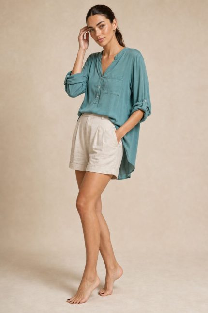 Mao Neck Viscose Oversized Πουκαμίσα in Mint Κωδικός: 200227  Χαρακτηριστικά Προϊόντος • Mao neck λαιμόκοψη για minimal και κομψό αποτέλεσμα • Oversized εφαρμογή σε χαλαρή γραμμή • One Size – καλύπτει έως X-Large • Περιφέρεια στήθους: έως 115 cm • Μαλακό, ανάλαφρο και breathable ύφασμα viscose • Εξαιρετικά δροσερή αίσθηση στο σώμα • Κατάλληλη για ευαίσθητα και αλλεργικά δέρματα • Roll-up μανίκια για διαφορετικές επιλογές styling • Φοριέται ως πουκάμισο ή ως ελαφρύ jacket • Ιδανική για layering • Άνετη εφαρμογή που δεν πιέζει το σώμα 📏 Διαστάσεις Μέγεθος Στήθος Μήκος Μπροστά Μήκος Πίσω Μανίκι One Size έως 115 cm 70 cm 74 cm 58 cm Φροντίδα • Πλύσιμο στο πλυντήριο έως 30°C • Χωρίς στύψιμο • Σιδέρωμα σε χαμηλή θερμοκρασία
