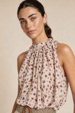 Neckhalter Balloon Top Floral Χαρακτηριστικά Προϊόντος • Neckhalter σχέδιο με κομψό δέσιμο φιόγκο πίσω στον λαιμό • Διακριτικό άνοιγμα στην πλάτη • Balloon γραμμή με λάστιχο στο τελείωμα • Crop μήκος • Άνετη και θηλυκή εφαρμογή • Εξωτερική υφή crepe με ανάλαφλη αίσθηση • Εσωτερική viscose επένδυση για μεγαλύτερη άνεση • Δεν διαφανίζει • Δροσερό και ευκολοφόρετο για όλη την ημέρα • Floral print σε διαχρονικές αποχρώσεις • One Size (καλύπτει έως άνετο Large) Διαστάσεις Μέγεθος Στήθος Μέση Μήκος One Size έως 108 cm έως 100 cm 52 cm Φροντίδα • Πλύσιμο έως 30°C • Χωρίς στύψιμο • Φυσικό στέγνωμα • Σιδέρωμα σε χαμηλή θερμοκρασία
