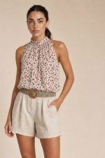 Neckhalter Balloon Top Floral Χαρακτηριστικά Προϊόντος • Neckhalter σχέδιο με κομψό δέσιμο φιόγκο πίσω στον λαιμό • Διακριτικό άνοιγμα στην πλάτη • Balloon γραμμή με λάστιχο στο τελείωμα • Crop μήκος • Άνετη και θηλυκή εφαρμογή • Εξωτερική υφή crepe με ανάλαφλη αίσθηση • Εσωτερική viscose επένδυση για μεγαλύτερη άνεση • Δεν διαφανίζει • Δροσερό και ευκολοφόρετο για όλη την ημέρα • Floral print σε διαχρονικές αποχρώσεις • One Size (καλύπτει έως άνετο Large) Διαστάσεις Μέγεθος Στήθος Μέση Μήκος One Size έως 108 cm έως 100 cm 52 cm Φροντίδα • Πλύσιμο έως 30°C • Χωρίς στύψιμο • Φυσικό στέγνωμα • Σιδέρωμα σε χαμηλή θερμοκρασία