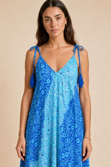 Julie Dress in blue and mint  Χαρακτηριστικά Προϊόντος • Υλικό: 100% Art Silk • Υφή: Ανάλαφρη, δροσερή & σατινέ • Γραμμή: Maxi με αέρινη εφαρμογή • Κόψιμο: Ασύμμετρο που κολακεύει τη σιλουέτα • Λαιμόκοψη: V cut μπροστά & πίσω • Ραντάκια: Κορδονάκια που δένουν και προσαρμόζονται • Τελείωμα: Ασύμμετρο • Ιδιότητα: Non Iron • Μέγεθος: One Size (καλύπτει έως Large Plus)  Διαστάσεις • Στήθος: έως 100–105 cm • Μέση: έως 100 cm • Περιφέρεια: έως 145 cm  Οδηγίες Φροντίδας • Πλύσιμο στο χέρι ή στους 30°C • Χωρίς στύψιμο • Φυσικό στέγνωμα • Δεν απαιτεί σιδέρωμα (non iron)