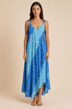 Julie Dress in blue and mint  Χαρακτηριστικά Προϊόντος • Υλικό: 100% Art Silk • Υφή: Ανάλαφρη, δροσερή & σατινέ • Γραμμή: Maxi με αέρινη εφαρμογή • Κόψιμο: Ασύμμετρο που κολακεύει τη σιλουέτα • Λαιμόκοψη: V cut μπροστά & πίσω • Ραντάκια: Κορδονάκια που δένουν και προσαρμόζονται • Τελείωμα: Ασύμμετρο • Ιδιότητα: Non Iron • Μέγεθος: One Size (καλύπτει έως Large Plus)  Διαστάσεις • Στήθος: έως 100–105 cm • Μέση: έως 100 cm • Περιφέρεια: έως 145 cm  Οδηγίες Φροντίδας • Πλύσιμο στο χέρι ή στους 30°C • Χωρίς στύψιμο • Φυσικό στέγνωμα • Δεν απαιτεί σιδέρωμα (non iron)