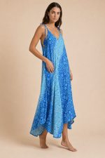 Julie Dress in blue and mint  Χαρακτηριστικά Προϊόντος • Υλικό: 100% Art Silk • Υφή: Ανάλαφρη, δροσερή & σατινέ • Γραμμή: Maxi με αέρινη εφαρμογή • Κόψιμο: Ασύμμετρο που κολακεύει τη σιλουέτα • Λαιμόκοψη: V cut μπροστά & πίσω • Ραντάκια: Κορδονάκια που δένουν και προσαρμόζονται • Τελείωμα: Ασύμμετρο • Ιδιότητα: Non Iron • Μέγεθος: One Size (καλύπτει έως Large Plus)  Διαστάσεις • Στήθος: έως 100–105 cm • Μέση: έως 100 cm • Περιφέρεια: έως 145 cm  Οδηγίες Φροντίδας • Πλύσιμο στο χέρι ή στους 30°C • Χωρίς στύψιμο • Φυσικό στέγνωμα • Δεν απαιτεί σιδέρωμα (non iron)
