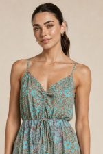 Anvi ART SILK Maxi Φόρεμα in Mint  Χαρακτηριστικά Προϊόντος • Υλικό: 100% Art Silk • Υφή: Ανάλαφρη, αέρινη και δροσερή • Γραμμή: Maxi με χαλαρή εφαρμογή • Σχέδιο: Εντυπωσιακό mint  εμπριμέ print • Μπούστο: Σούρες στο κέντρο με decorative φουντάκια • Τιράντες: Λεπτές και ρυθμιζόμενες • Εφαρμογή: Άνετη και θηλυκή • Ιδιότητα: Non Iron  Διαστάσεις (One Size) • Στήθος: έως 96 cm • Μέση: έως 98 cm • Περιφέρεια: έως 145 cm  Οδηγίες Φροντίδας • Πλύσιμο στο χέρι ή στους 30°C • Χωρίς στύψιμο • Δεν απαιτεί σιδέρωμα (non iron)