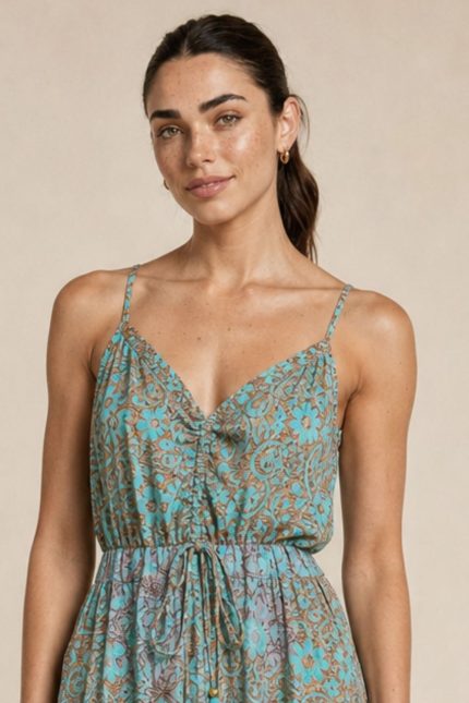 Anvi ART SILK Maxi Φόρεμα in Mint  Χαρακτηριστικά Προϊόντος • Υλικό: 100% Art Silk • Υφή: Ανάλαφρη, αέρινη και δροσερή • Γραμμή: Maxi με χαλαρή εφαρμογή • Σχέδιο: Εντυπωσιακό mint  εμπριμέ print • Μπούστο: Σούρες στο κέντρο με decorative φουντάκια • Τιράντες: Λεπτές και ρυθμιζόμενες • Εφαρμογή: Άνετη και θηλυκή • Ιδιότητα: Non Iron  Διαστάσεις (One Size) • Στήθος: έως 96 cm • Μέση: έως 98 cm • Περιφέρεια: έως 145 cm  Οδηγίες Φροντίδας • Πλύσιμο στο χέρι ή στους 30°C • Χωρίς στύψιμο • Δεν απαιτεί σιδέρωμα (non iron)